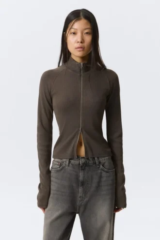 Jersey ajustado de manga larga con cuello alto y cremallera – Gris oscuro lavado Jersey ajustado de manga larga con cuello alto y cremallera – Gris oscuro lavado