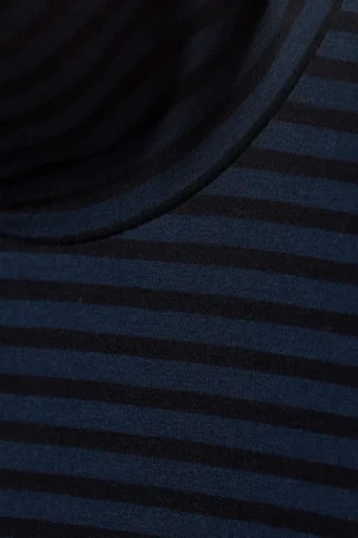 Jersey de cuello alto ajustado a rayas – Azul oscuro a rayas