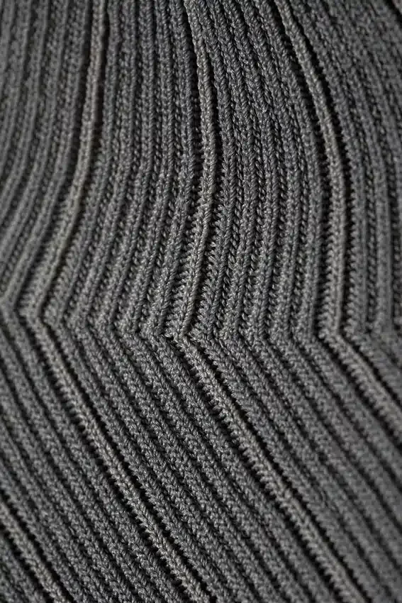 Jersey de cuello alto ajustado de canalé – Rayas gris oscuro jaspeado Jersey de cuello alto ajustado de canalé – Rayas gris oscuro jaspeado