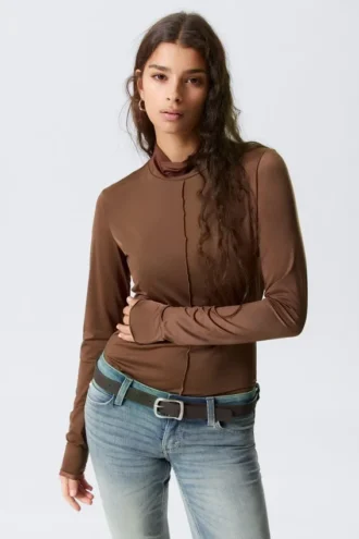 Jersey de cuello alto ajustado – Marrón