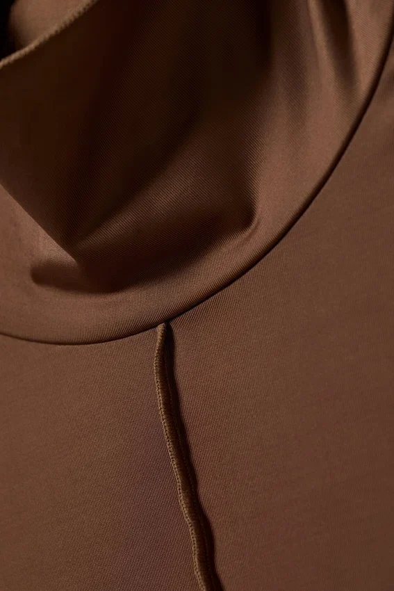 Jersey de cuello alto ajustado – Marrón Jersey de cuello alto ajustado – Marrón
