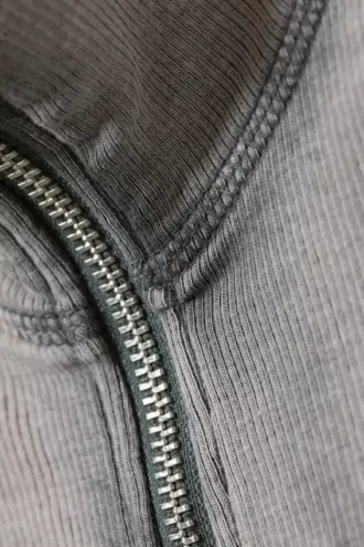 Jersey de cuello alto con cremallera y manga larga Anja – Gris lavado con spray