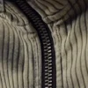 Jersey de cuello alto con cremallera y punto elástico bicolor de Toni – Rayas bicolores en beige y negro Jersey de cuello alto con cremallera y punto elástico bicolor de Toni – Rayas bicolores en beige y negro