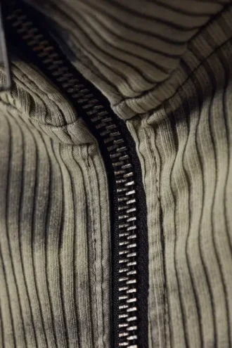 Jersey de cuello alto con cremallera y punto elástico bicolor de Toni – Rayas bicolores en beige y negro