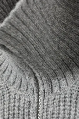 Jersey de cuello alto con media cremallera de punto acanalado – Gris jaspeado
