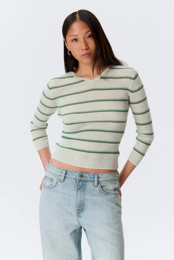 Jersey de punto ajustado con cuello en V – Rayas gris claro Jersey de punto ajustado con cuello en V – Rayas gris claro