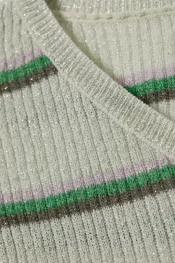 Jersey de punto ajustado con cuello en V – Rayas gris claro Jersey de punto ajustado con cuello en V – Rayas gris claro