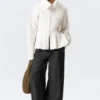Jerséu con cremallera y peplum de punto elástico – Blanco
