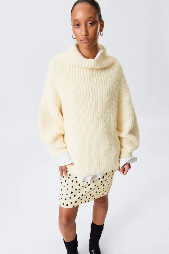Jerséu de cuello alto oversize de punto – Amarillo claro Jerséu de cuello alto oversize de punto – Amarillo claro