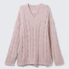 Jerséu de cuello en V con punto trenzado – Rosa empolvado Jerséu de cuello en V con punto trenzado – Rosa empolvado