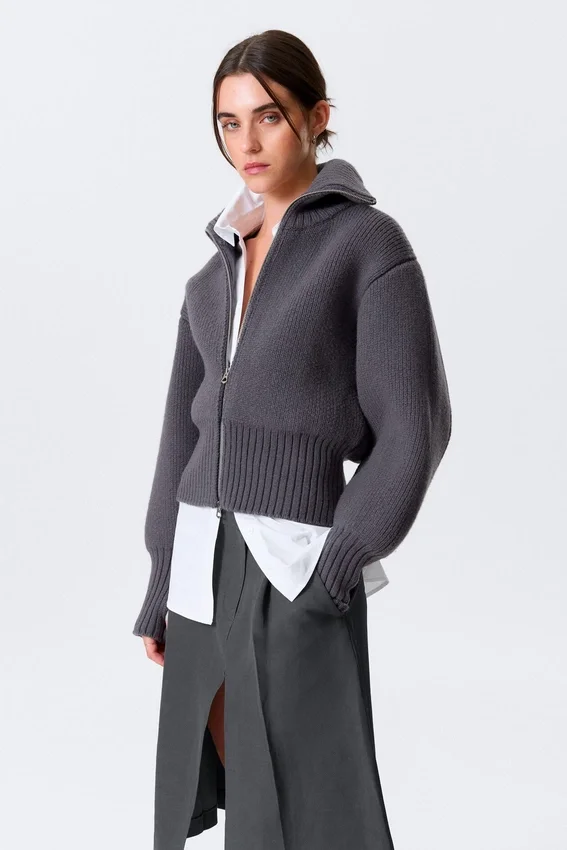 Jerséu de lana de cuello alto entallado – Gris oscuro Jerséu de lana de cuello alto entallado – Gris oscuro