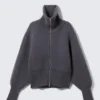 Jerséu de lana de cuello alto entallado – Gris oscuro Jerséu de lana de cuello alto entallado – Gris oscuro