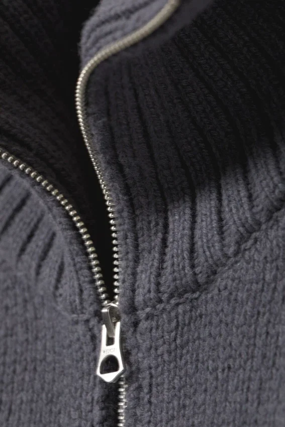 Jerséu de lana de cuello alto entallado – Gris oscuro Jerséu de lana de cuello alto entallado – Gris oscuro