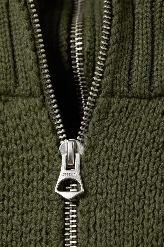 Jerséu de punto con cuello de embudo y doble cremallera – Verde caqui Jerséu de punto con cuello de embudo y doble cremallera – Verde caqui