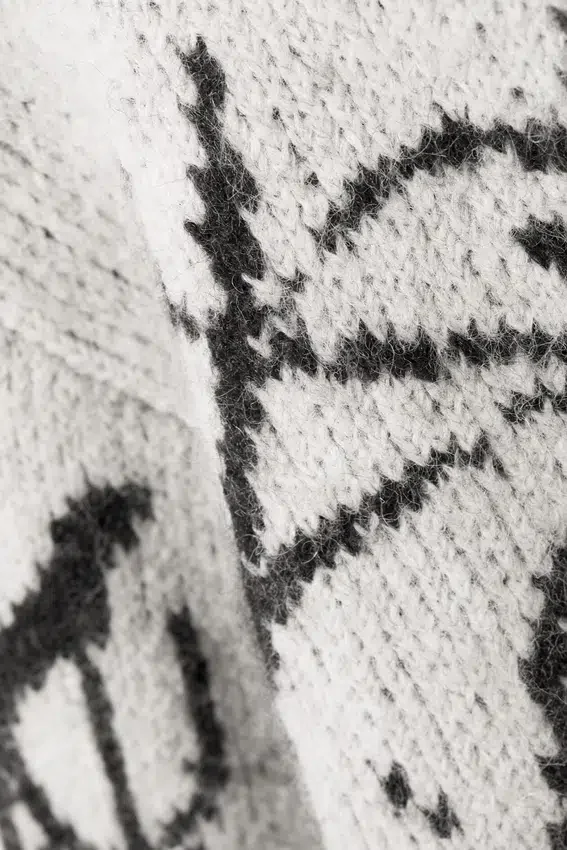 Jerséu de punto con mezcla de lana y estampados con diseños – Blanco – Estampado negro Jerséu de punto con mezcla de lana y estampados con diseños – Blanco – Estampado negro