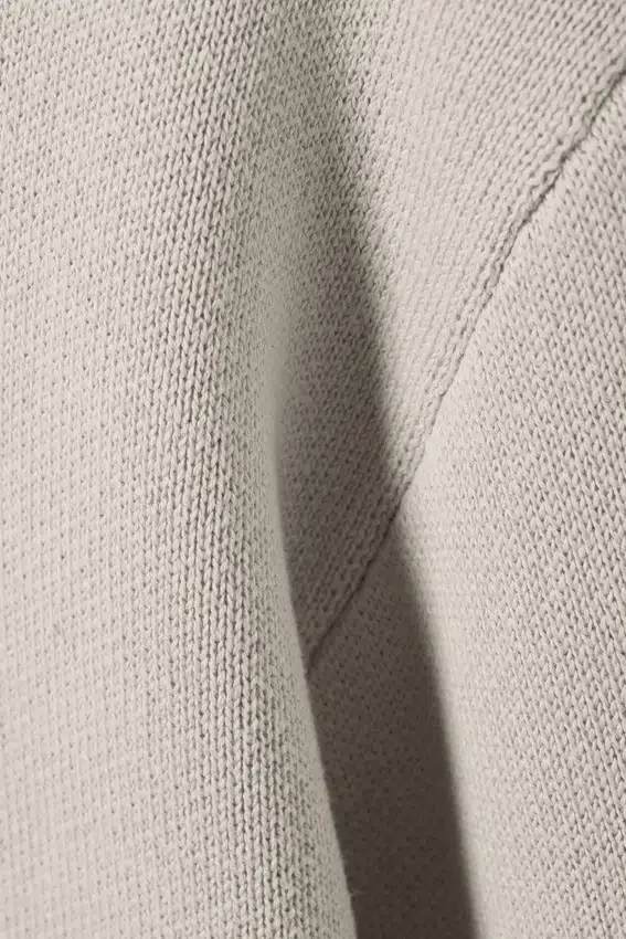 Jerséu de punto de algodón de corte regular – Blanco sucio Jerséu de punto de algodón de corte regular – Blanco sucio