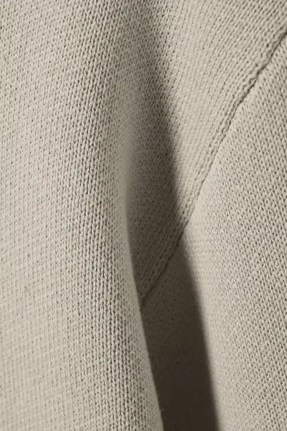 Jerséu de punto de algodón de corte regular – Blanco sucio Jerséu de punto de algodón de corte regular – Blanco sucio