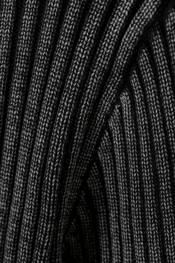 Jerséu de punto de cuello en V entallado – Negro lavado Jerséu de punto de cuello en V entallado – Negro lavado