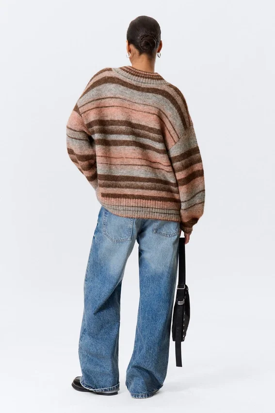 Jerséu de punto oversize con cuello en V – Rayas marrones y naranjas Jerséu de punto oversize con cuello en V – Rayas marrones y naranjas