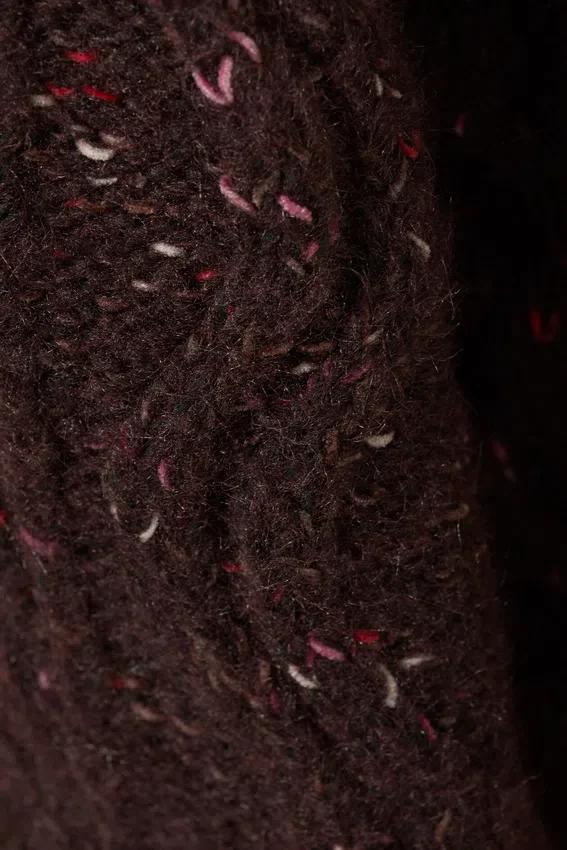 Jerséu de textura de punto trenzado largo – Morado oscuro – Nudos rosas Jerséu de textura de punto trenzado largo – Morado oscuro – Nudos rosas