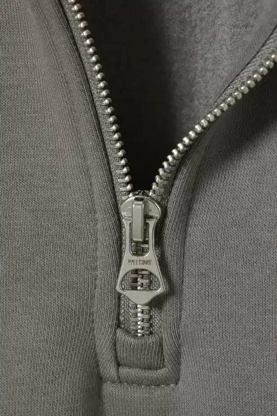 Jerséu holgado con media cremallera – Gris polvoriento Jerséu holgado con media cremallera – Gris polvoriento