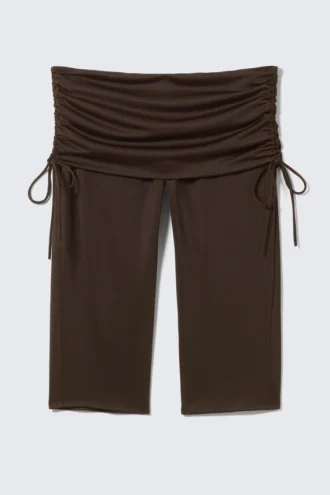Leggings capri de talle bajo con fruncidos – Marrón oscuro