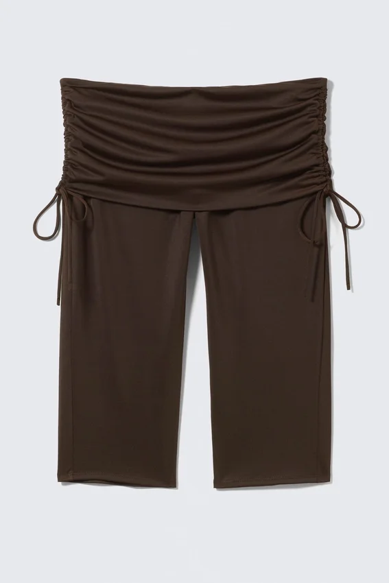 Leggings capri de talle bajo con fruncidos – Marrón oscuro Leggings capri de talle bajo con fruncidos – Marrón oscuro