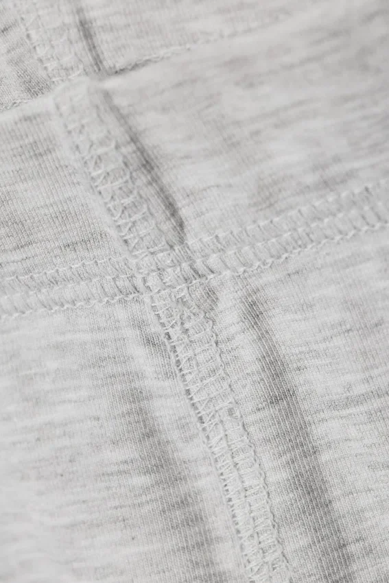 Leggings capri de talle medio y tejido suave – Gris jaspeado Leggings capri de talle medio y tejido suave – Gris jaspeado