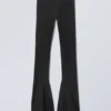 Leggings de nailon con bajo acampanado y abertura – Negro Leggings de nailon con bajo acampanado y abertura – Negro