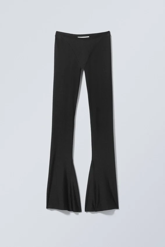 Leggings de nailon con bajo acampanado y abertura – Negro Leggings de nailon con bajo acampanado y abertura – Negro