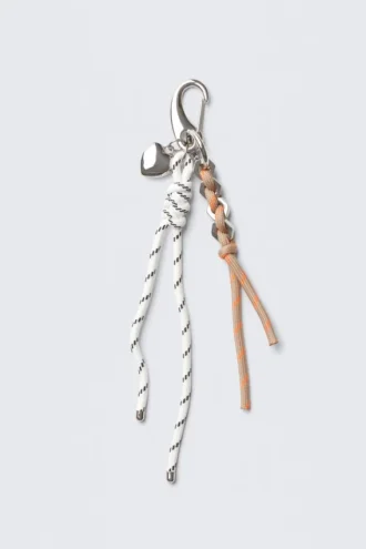 Llavero con múltiples colgantes – Cordón blanco/beige