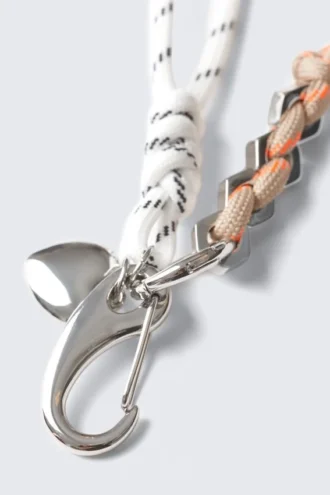 Llavero con múltiples colgantes – Cordón blanco/beige