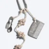 Llavero con múltiples dijes – Beige/Plata Llavero con múltiples dijes – Beige/Plata