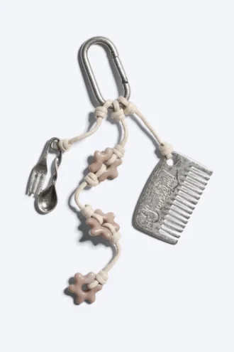 Llavero con múltiples dijes – Beige/Plata