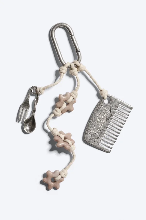 Llavero con múltiples dijes – Beige/Plata Llavero con múltiples dijes – Beige/Plata
