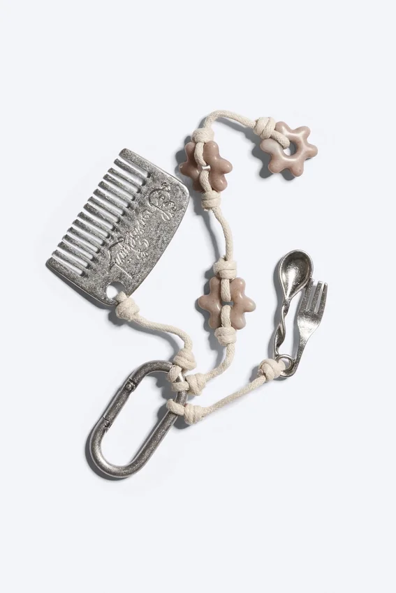 Llavero con múltiples dijes – Beige/Plata Llavero con múltiples dijes – Beige/Plata