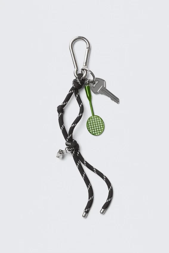 Llavero con múltiples dijes – Cordón negro Llavero con múltiples dijes – Cordón negro