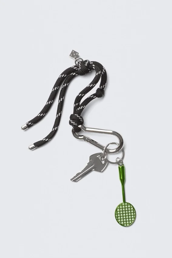 Llavero con múltiples dijes – Cordón negro Llavero con múltiples dijes – Cordón negro