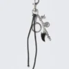Llavero con múltiples dijes – Metal/cordón negro Llavero con múltiples dijes – Metal/cordón negro