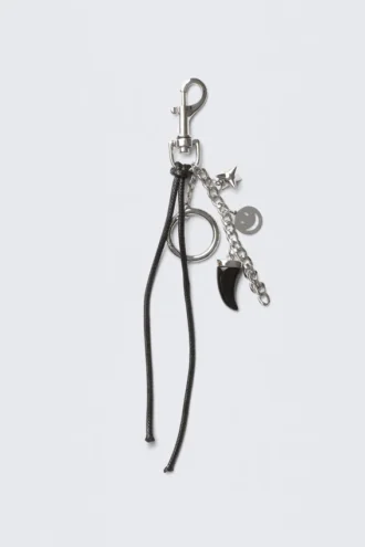 Llavero con múltiples dijes – Metal/cordón negro