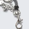 Llavero con múltiples dijes – Metal/cordón negro Llavero con múltiples dijes – Metal/cordón negro