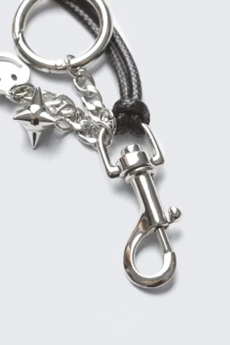 Llavero con múltiples dijes – Metal/cordón negro