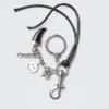 Llavero con múltiples dijes – Metal/cordón negro Llavero con múltiples dijes – Metal/cordón negro