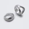 Lote de 2 anillos esculturales de gran tamaño – Plata empolvada Lote de 2 anillos esculturales de gran tamaño – Plata empolvada