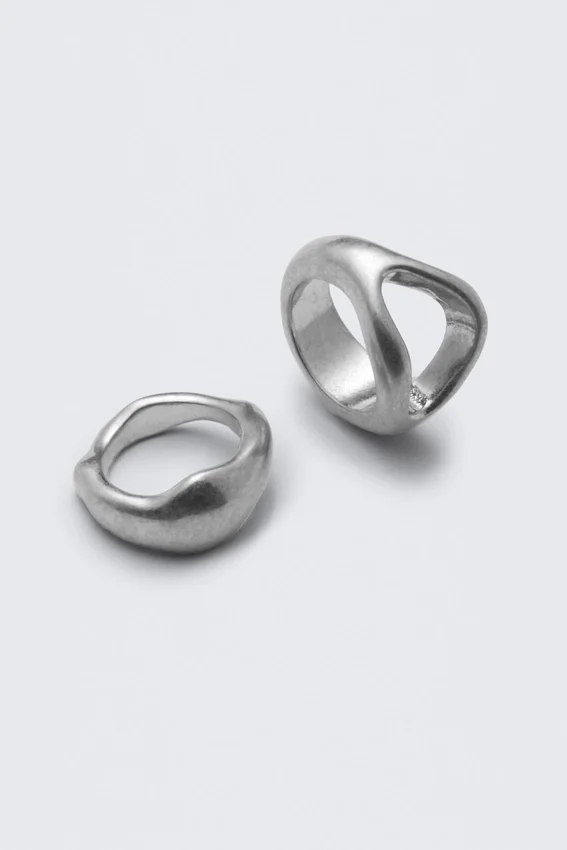 Lote de 2 anillos esculturales de gran tamaño – Plata empolvada Lote de 2 anillos esculturales de gran tamaño – Plata empolvada