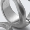 Lote de 2 anillos esculturales de gran tamaño – Plata empolvada Lote de 2 anillos esculturales de gran tamaño – Plata empolvada