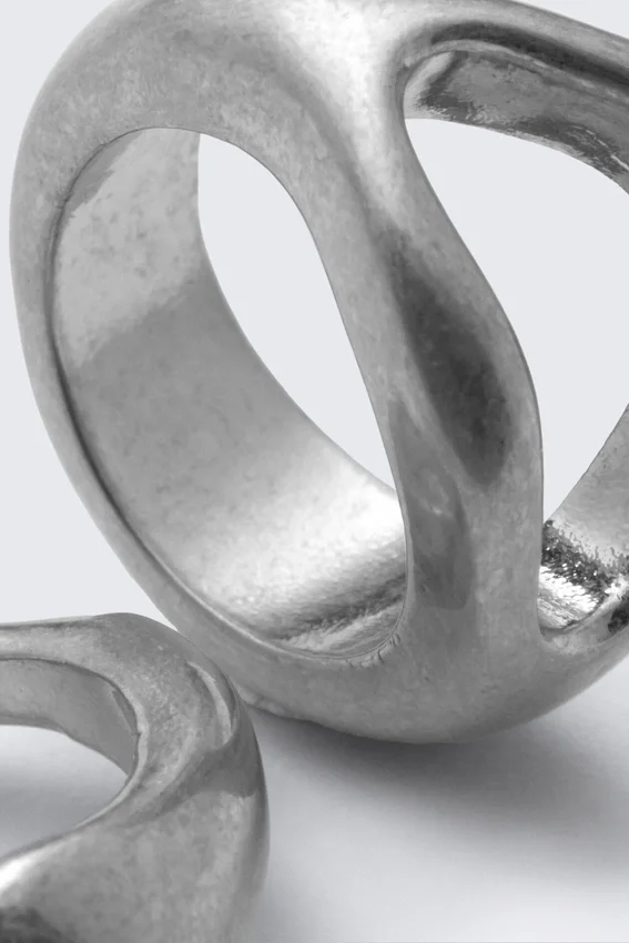 Lote de 2 anillos esculturales de gran tamaño – Plata empolvada Lote de 2 anillos esculturales de gran tamaño – Plata empolvada