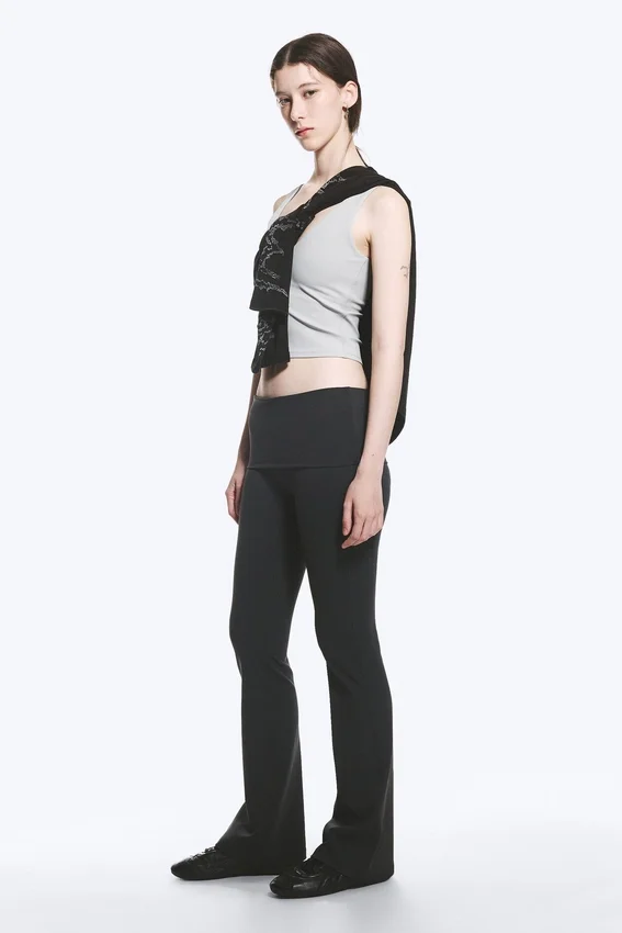 Mallas de yoga acampanadas con cintura doblada – Gris oscuro Mallas de yoga acampanadas con cintura doblada – Gris oscuro