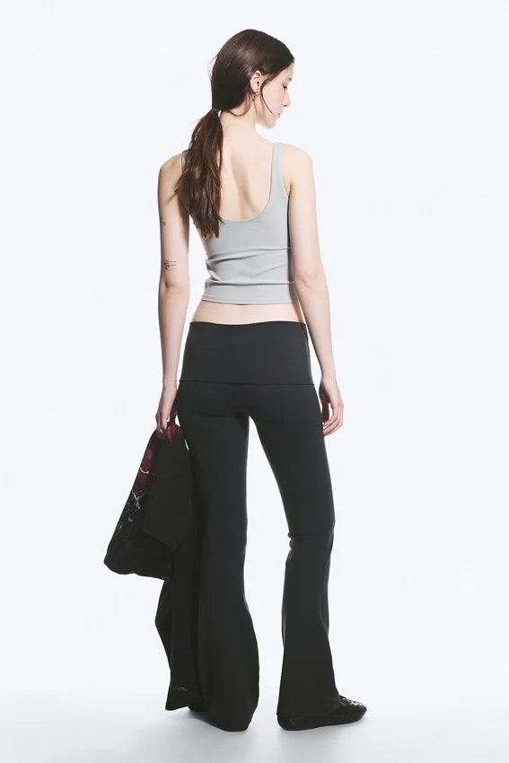 Mallas de yoga acampanadas con cintura doblada – Gris oscuro Mallas de yoga acampanadas con cintura doblada – Gris oscuro