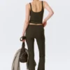 Mallas de yoga acampanadas con cintura doblada – Marrón oscuro Mallas de yoga acampanadas con cintura doblada – Marrón oscuro